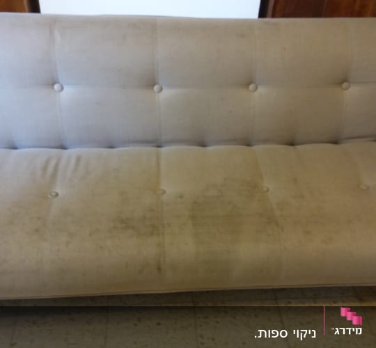 ספה עם כתמים כהים על הריפוד
